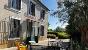 a patio with a table and chairs next to a building at Virevent in Carcassonne