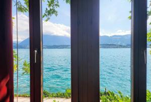 a view of the water from a window at Villa Alti Ländte in Oberhofen am Thunersee