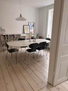 a dining room with a white table and chairs at Hearthstone Atelier in Antwerp +9 photos