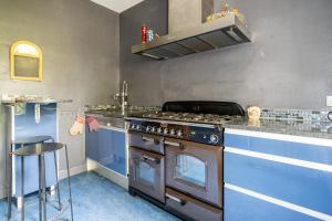a kitchen with a stove and a counter top at L'Oasis Familiale Arborée - Welkeys in Vincennes