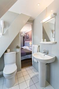 A bathroom at Modern Hotel