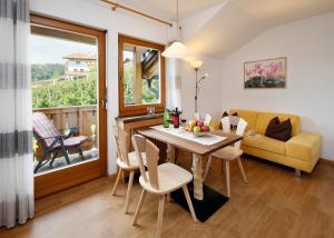 a kitchen and living room with a table and chairs at Langeshof Fewo Abendrot in Caines