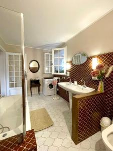 a bathroom with a tub and a sink and a tub at charmante maison dans le Morvan in Lormes +5 photos