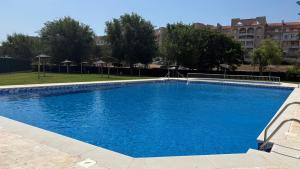 a large blue swimming pool in a building at Apartamento Portisol in El Portil
