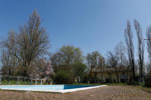 pusty basen przed domem w obiekcie Hotel Luna w mieście San Felice sul Panaro
