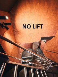 a staircase with a sign that says no lift at Hotel Damsquare in Amsterdam