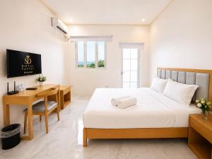 a bedroom with a bed and a desk and a desk at SD HOTEL Taytay in Taytay