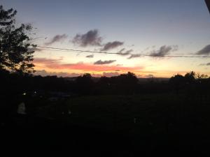 Alba o tramonto visti dall'interno dell'affittacamere o dai dintorni