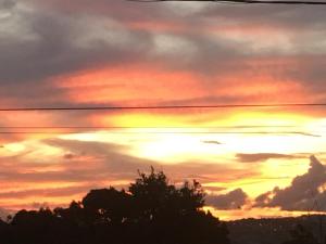 Alba o tramonto visti dall'interno dell'affittacamere o dai dintorni