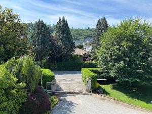 a driveway leading to a house with trees at Casa Vacanze Revè in Possagno