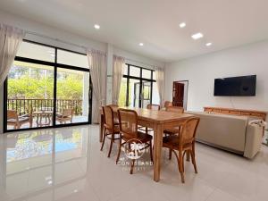 a dining room with a table and chairs at Villa La Forest Koh Phangan in Ko Phangan