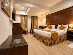 a hotel room with a bed and a desk at Hotel Hari Piorko - New Delhi Railway Station in New Delhi