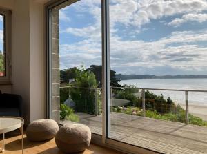 a living room with a view of the ocean at Maison Ty Bastian, 100 M² in Saint-Michel-en-Grève