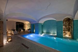 ポジターノにあるVilla Vedutaの青いタイルの客室内のスイミングプール