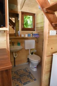 Koupelna v ubytování Holiday Home Kućica Na Drvetu