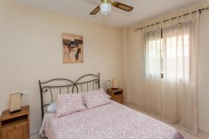1 dormitorio con 1 cama y ventilador de techo en Apartamento Centro Jerez, en Jerez de la Frontera