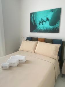 a bedroom with a bed with two white pillows at Domoo Boutique Hotel in Torraca