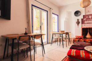 a living room with a table and chairs in it at Ifni Sunset in Sidi Ifni