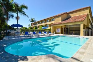 Piscina a Best Western Plus Newport Mesa Inn o a prop