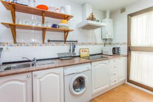 een keuken met een wastafel en een wasmachine bij Apartamento Centro Jerez in Jerez de la Frontera