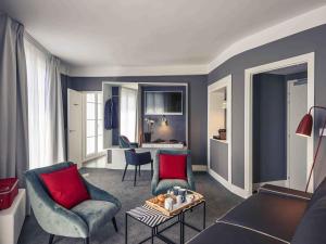 a living room with a couch and chairs and a table at Hotel Mercure Brest Centre Les Voyageurs in Brest