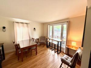 a living room with a table and chairs and a window at Gîte de la vallee in Coaticook +8 photos