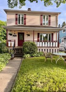 a house with a bench in front of it at Gîte de la vallee in Coaticook