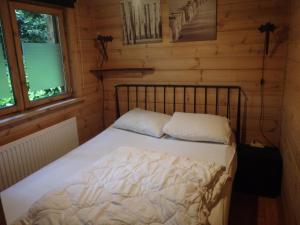 a bedroom with a bed in a log cabin at Huis H8 in Epe