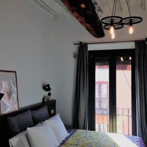 Postel nebo postele na pokoji v ubytování Groc Rooms