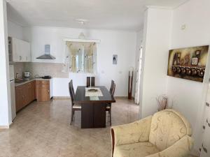 a kitchen and dining room with a table and chairs at Hotel Vila Kafe in Lukovë