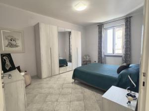 ein Schlafzimmer mit einem blauen Bett und einem Spiegel in der Unterkunft Harry Potter in Rapallo + 14 Fotos