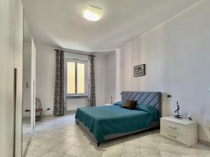 ein Schlafzimmer mit einem blauen Bett und einem Fenster in der Unterkunft Harry Potter in Rapallo