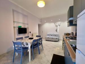 eine Küche und ein Esszimmer mit Tisch und Stühlen in der Unterkunft Harry Potter in Rapallo