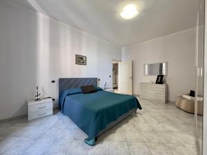 ein Schlafzimmer mit einem Bett mit blauer Bettdecke in der Unterkunft Harry Potter in Rapallo