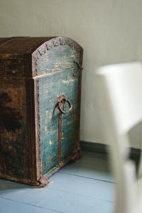 an old wooden chest sitting on top of a floor at Retreat House in Lauvas