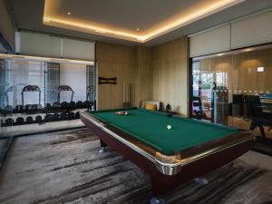 una sala da biliardo con un tavolo da biliardo al suo interno di Pullman Zhouzhuang a Kunshan