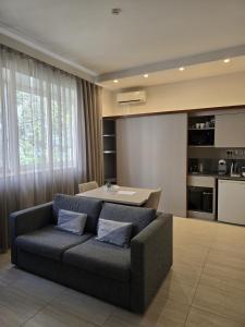 ein Wohnzimmer mit Sofa und Tisch in der Unterkunft D Townhouse Boutique Suites in Sliema