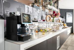 eine Küche mit einer Theke und einer Kaffeemaschine in der Unterkunft Hotel Troja in Prag + 20 Fotos