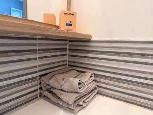 a pile of towels sitting on a shelf in a store at L'Authentique Centre-ville Charme & Confort in Cognac +28 photos