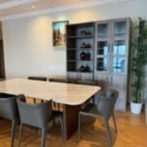 a dining room with a table and chairs at منتجع اليال Alyal Resort in Al Khīrān