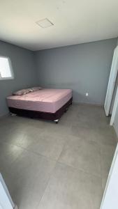 a bedroom with a bed in the corner of a room at ÁREA do LAZER CIDADE do SOL in Patos