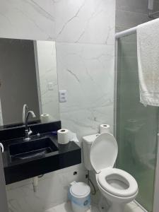 a bathroom with a toilet and a sink and a shower at ÁREA do LAZER CIDADE do SOL in Patos