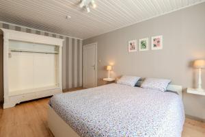 a bedroom with a bed and a window at Gîte Ô16 in Nassogne