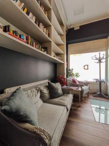 ein Wohnzimmer mit Sofa und Regalen in der Unterkunft D Townhouse Boutique Suites in Sliema