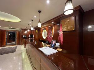 a bar in a restaurant with a counter at Regent Palace Hariz Hotel in Aley