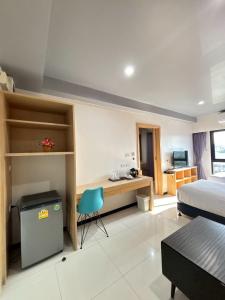 a hotel room with a bed and a desk and a bed at Bangkok Boutique Hotel Future Park Rangsit in Pathum Thani