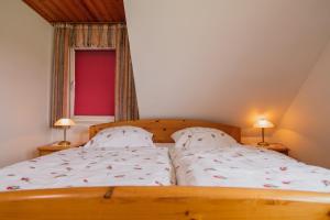 a bedroom with two beds and a window at Dreibettzimmer mit Dusche und Wc in Lennestadt