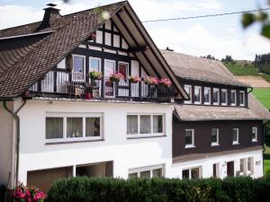 a house with flower boxes on the balconies at Ferienwohnung Schwalbennest in Lennestadt