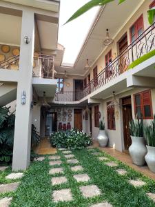a courtyard of an apartment building with a lawn at Marini Ndoto in Themi