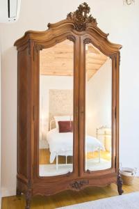 a large wooden mirror in a room with a bed at The Lodge Gite 3 Star in Saint-Privat-des-Prés